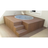 piso deck que imita madeira para piscina Itu